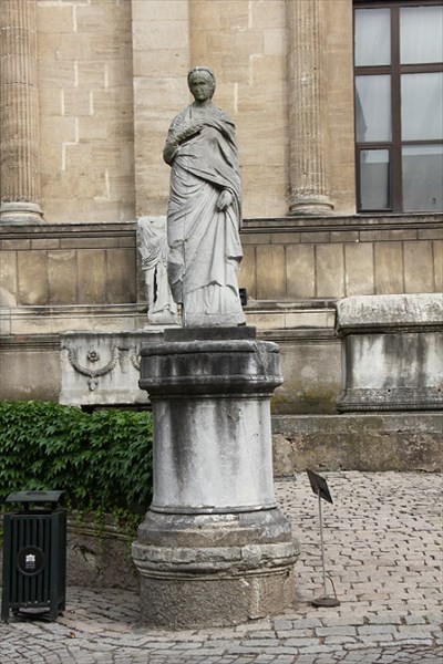 098-Женская статуя перед входом в музей